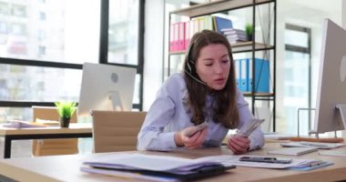 Kadın muhasebeci para sayar. Eleman, adamla kulaklıkla sohbet edip ilginç hikayeler anlatırken finansal hesaplamalar yapıyor.