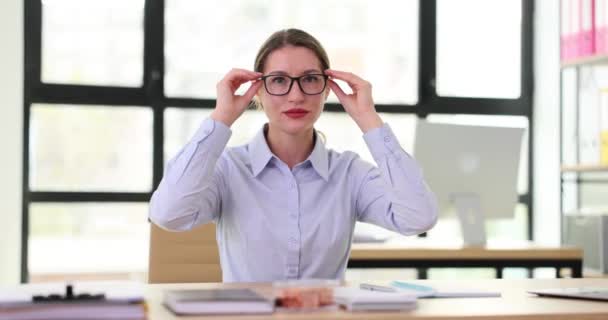 Kobieta Pracownik Zdejmuje Okulary Koniec Dnia Siedząc Przy Biurku Dokumentami — Wideo stockowe