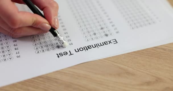 Öğrenci Sınav Kağıdındaki Yanlış Cevabı Sorumlu Test Uygulamalarını Gösteren Silgi — Stok video