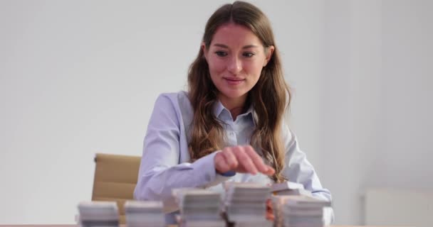 Mladá Brunetka Bankéřka Ráda Dává Velké Peníze Hromad Dřevěném Stole — Stock video