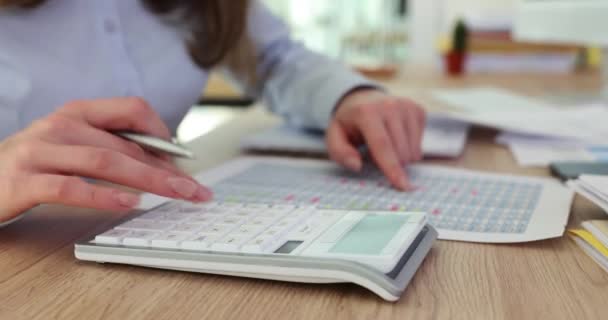 Mujer Trabaja Calculadora Para Comprobar Los Detalles Del Informe Financiero — Vídeo de stock
