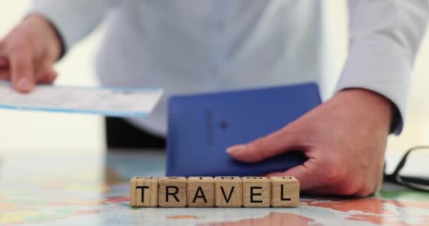 女人把机票从护照里拿出来 准备去浪漫的逃跑 专心致志的女商人站在桌旁 用木块写着 — 图库视频影像