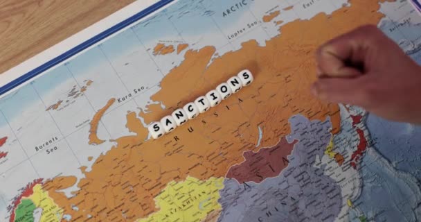 Mujer Golpea Mapa Rusia Expresando Descontento Con Situación Guerra Señora — Vídeo de stock
