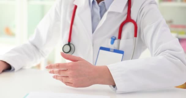 Lékař Vztáhne Ruku Aby Pozdravil Pacienta Nemocnici Nošení Bílého Pláště — Stock video