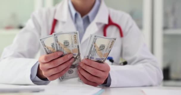 Doctor Cuenta Los Billetes Sentados Mesa Clínica Contando Dinero Ganado — Vídeos de Stock