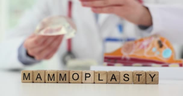 Ord Mammoplastik Träklossar Mot Kirurg Undersöka Implantat Innan Utför Operationen — Stockvideo