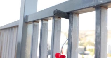 Servis çalışanı, güneşli havalarda balkon kirişlerini patenli boya fırçasıyla özenle boyuyor. Tecrübeli bir ustanın mükemmel işi