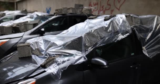 Разбитые Машины Покрытые Пленкой Припаркованные Заброшенной Парковке Поврежденные Машины Подлежат — стоковое видео