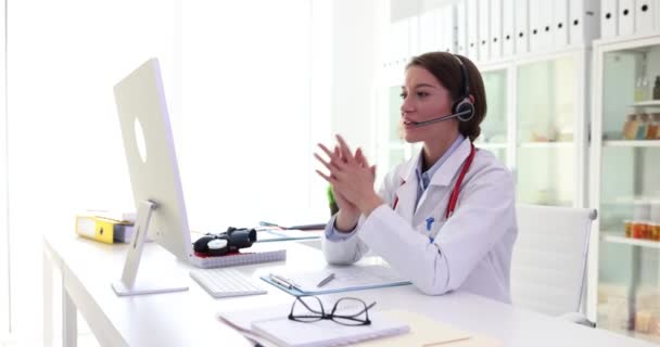 Kobieta Lekarz Komunikuje Się Pacjentem Przez Słuchawki Komputer Siedzący Miejscu — Wideo stockowe