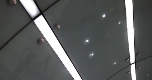 在地下平台上安装自动扶梯照明 供上下城市乘客使用 照明地铁黑暗面的亮度 — 图库视频影像