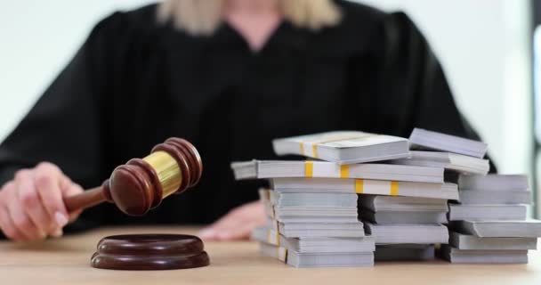 Kadın Yargıç Tokmağı Vurup Rüşvet Olarak Banknot Yığını Alıyor Yasadışı — Stok video