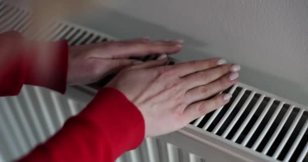 Vrouw Probeert Handen Verwarmen Centrale Verwarming Radiator Huisvesting Bevroren Dame — Stockvideo