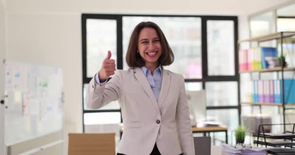 Kontorsarbetare Kvinna Med Glada Uttryck Ger Tummen Upp Positiva Kvinnliga — Stockvideo