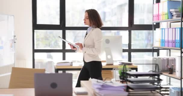 Beyaz Ceketli Kadın Ofis Çalışanı Yaklaşan Toplantı Için Gerekli Verileri — Stok video