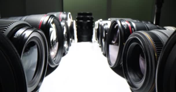 Єктиви Камер Лежать Рядами Темному Столі Найбільшим Центрі Обладнання Зйомок — стокове відео