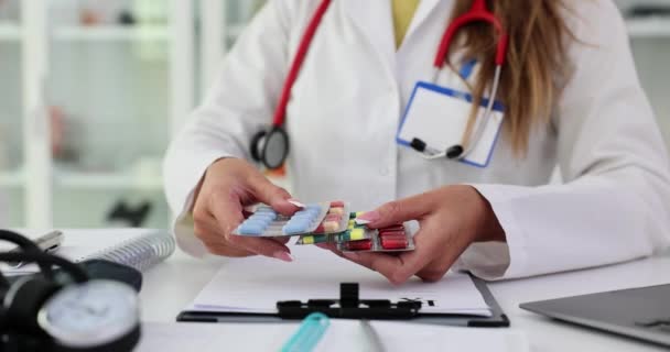 Medico Femminile Che Presenta Pillole Recupero Paziente Che Esprime Dolore — Video Stock