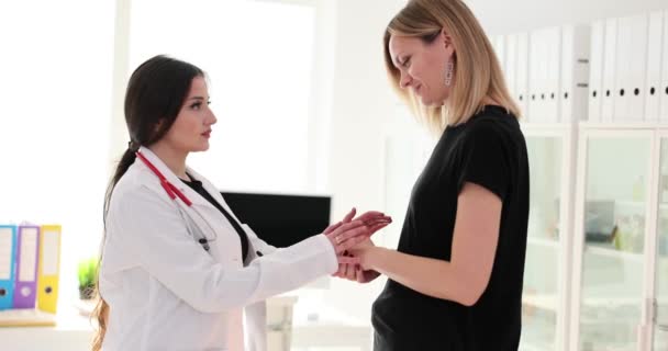 Doctora Brinda Asistencia Paciente Consultorio Ofrecer Apoyo Ayuda Mujer Embarazada — Vídeos de Stock