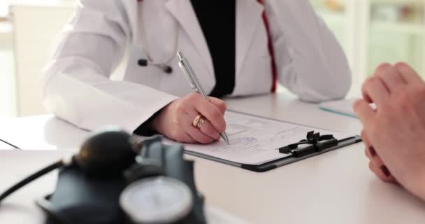 Arts Helpt Patiënt Bij Het Tekenen Van Een Contract Voor — Stockvideo
