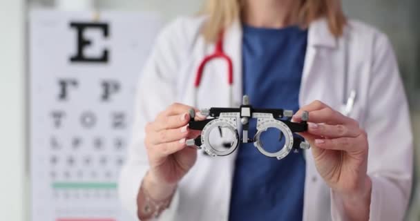 眼科医生持有视力测量装置 为患者提供准确的视力测量 以进行治疗 检查诊所的健康状况 — 图库视频影像