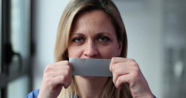 Een Blonde Vrouw Plakt Tape Haar Gezicht Concept Van Psychologische — Stockvideo