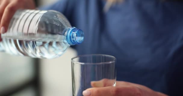 Mulher Derramando Água Limpa Garrafa Vidro Transparente Com Intenção Beber — Vídeo de Stock
