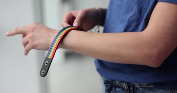 Junge Progressive Frau Trägt Armband Das Das Konzept Der Toleranz — Stockvideo