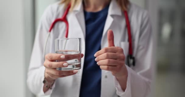 유리와 손가락을 승인으로 클리닉의 복도에 치료사는 충분한 깨끗한 마시는 중요하다는 — 비디오