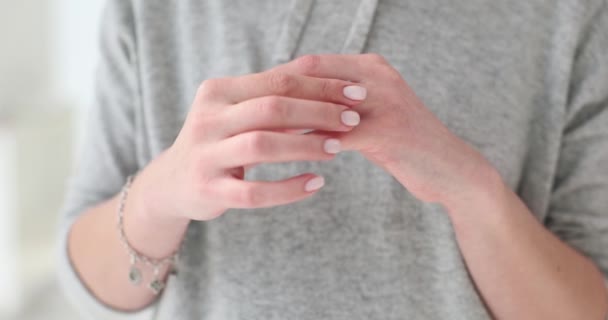 Ung Kvinne Fjerner Gifteringen Fra Fingeren Hånd Sakte Bevegelse Damen – stockvideo