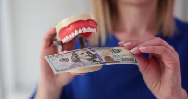 Dentista Coloca Notas Cem Dólares Imitação Mandíbula Expressando Sérios Desperdícios — Vídeo de Stock