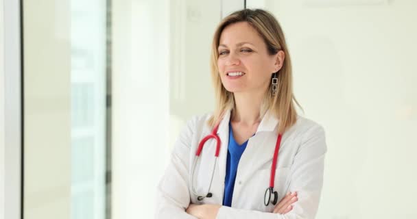 临床实践中 医学女性站在窗前 体现了成功行医者休息慢动作的理念 女人的微笑散发着自信 — 图库视频影像