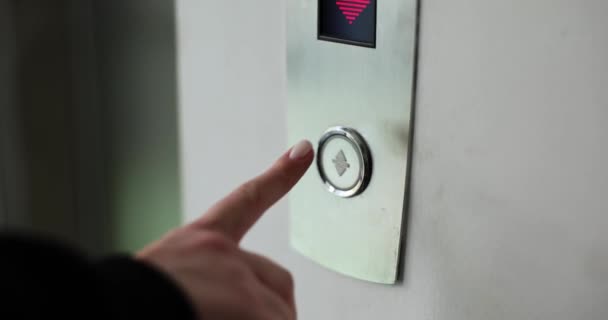 Δάχτυλο Της Γυναίκας Πατάει Κουμπί Του Ανελκυστήρα Στην Πολυκατοικία Σηματοδότηση — Αρχείο Βίντεο