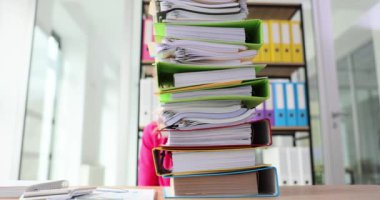 Masadaki dosyaların incelenmesi gereken bir kadın tarafından şok edildi. Sarışın ofis müdürü gün boyunca yeni şirkette çok yoğun çalışıyor.