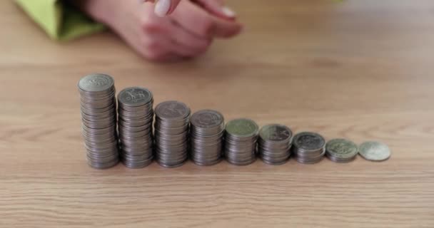 Joven Empleada Coloca Cuidadosamente Monedas Pila Escalera Construida Partir Dinero — Vídeo de stock