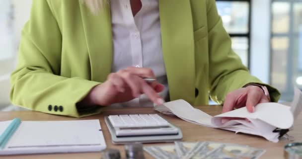 Mulher Usa Calculadora Para Verificar Recibos Caixa Para Relatório Financeiro — Vídeo de Stock