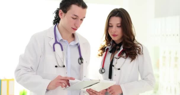 Οικογενειακός Γιατρός Δείχνει Γυναίκα Ιατρός Σημειώσεις Σχετικά Την Κλινική Περίπτωση — Αρχείο Βίντεο