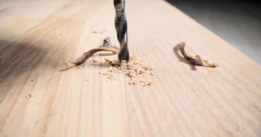 Marangozhanede elektrikli aletle tahta delmek. Çalışma masasında modern enstrümanları kullanarak kereste malzemeleriyle çalışmak. Tahta işçiliği süreci