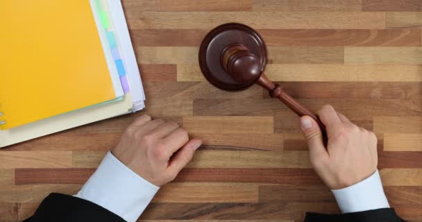 Takım Elbiseli Bir Yargıç Mahkeme Masasında Oturan Tokmağı Tıklatıyor Mahkeme — Stok video