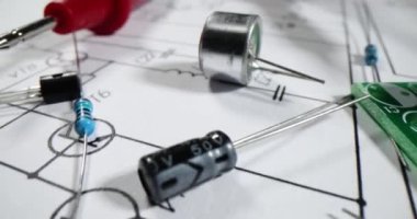 Atölyede farklı diyotlar elektrik şeması uygulanıyor. Mikro elektronik bileşenler kağıt üzerinde bir araya getirmek için hazırlandı. Mühendislik endüstrisi