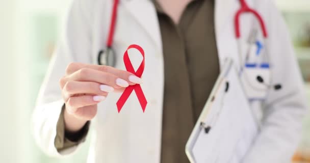 Dottore Mostra Nastro Rosso Giornata Mondiale Dell Aids Clinica Donna — Video Stock
