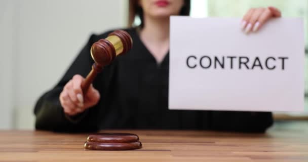 Mulher Juiz Com Martelo Rasga Folha Papel Com Palavra Contrato — Vídeo de Stock