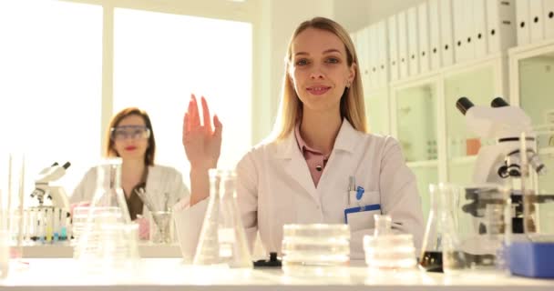 Assistentinnen Winken Chemielabor Zeitlupe Die Kamera Positive Studenten Führen Tests — Stockvideo