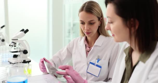 Női Orvos Teszteli Ismerete Asszisztens Könnyű Teszt Modern Tabletta Orvosi — Stock videók