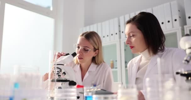Travailleur Blond Examine Les Résultats Des Tests Microscope Hoche Tête — Video