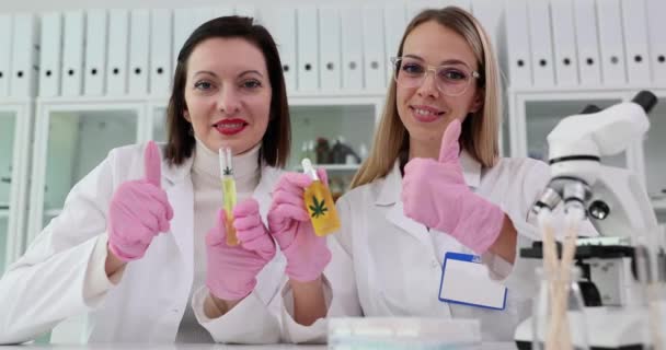 Kosmetické Ženy Kolegyně Vytvořily Tekutiny Základě Lékařského Konopí Pro Zlepšení — Stock video