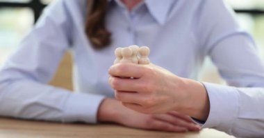 Patron yumruğunu sıkmış insanları tutuyor. İşteki psikolojik baskıya karşı koy
