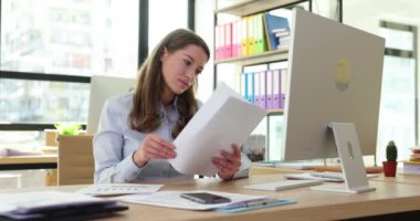 İş kadını işyerinde evrakları okuyor. İş belgeleri inceleniyor