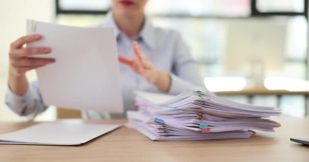 Büroangestellte Legen Unfertige Dokumente Auf Den Schreibtisch Buchhalter Faltet Stapel — Stockvideo