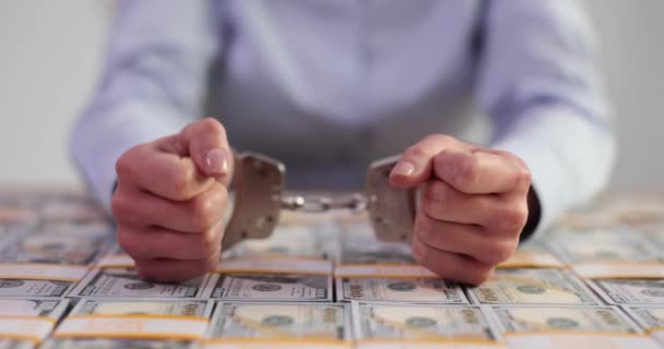 Ręce Oszusta Kajdankami Tle Dolarów Amerykańskich Oszustwo Aresztowanie Przedsiębiorcy Lub — Wideo stockowe
