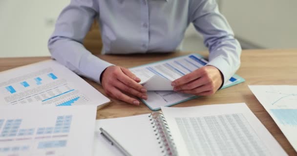 Manager Accountant Bladeren Door Documenten Close Stabiele Financiële Groei Winstconcept — Stockvideo