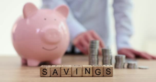Empresaria Pone Una Moneda Una Alcancía Ahorra Palabras Planificación Ahorro — Vídeos de Stock